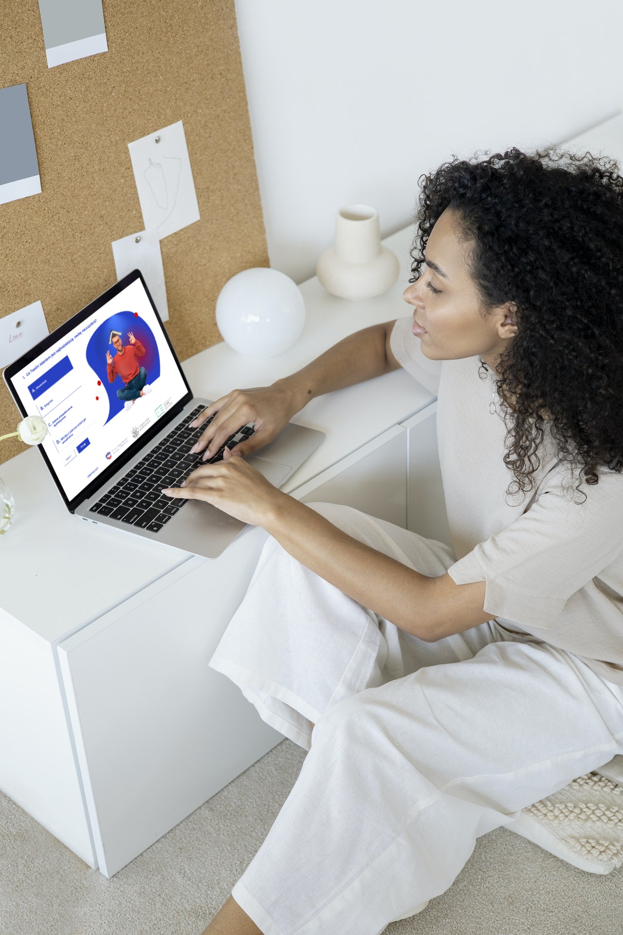 kobieta korzystająca z aplikacji internetowej