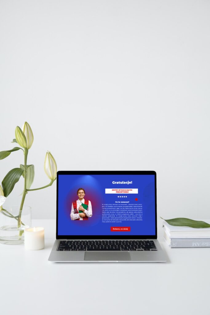 komputer z panelem zarządzania