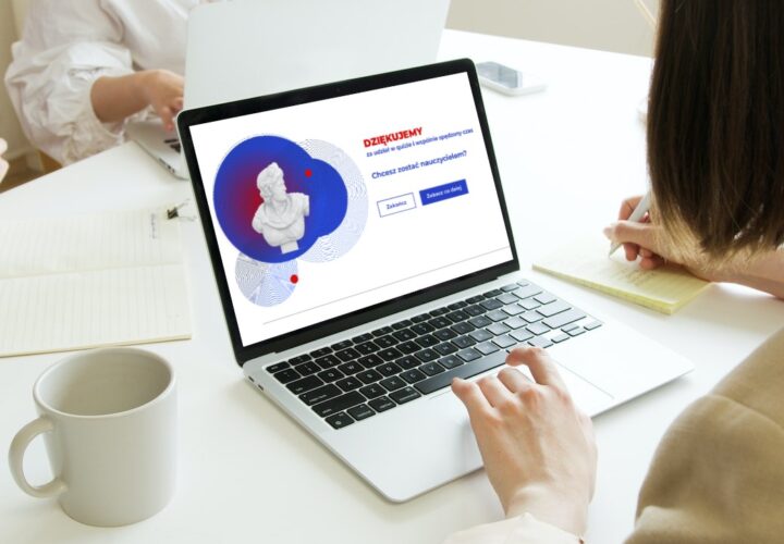 aplikacja internetowa w komputerze na biurku