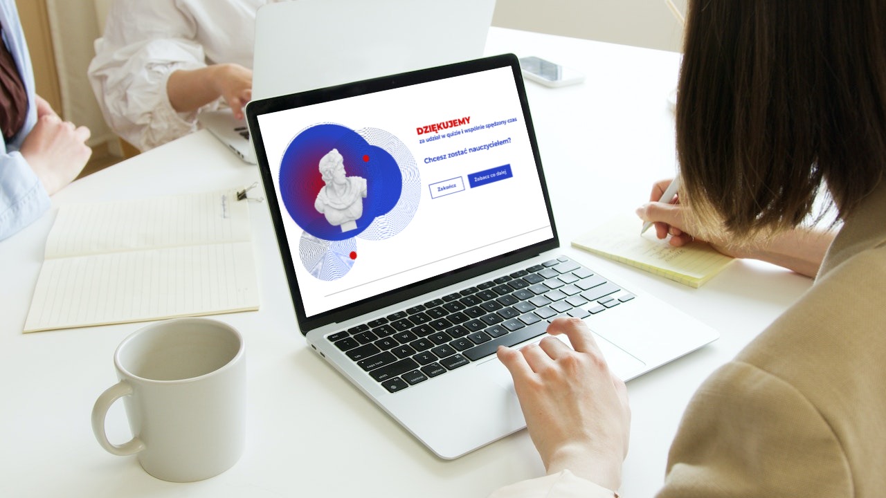 aplikacja internetowa w komputerze na biurku